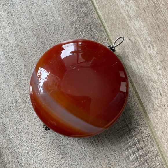 - Polished banded round Carnelian agate pendant - Picture 2 of 4